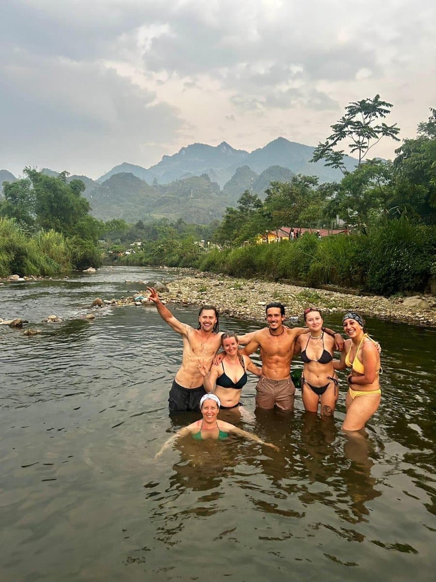 Baignade du groupe dans une rivière au pied des montagnes