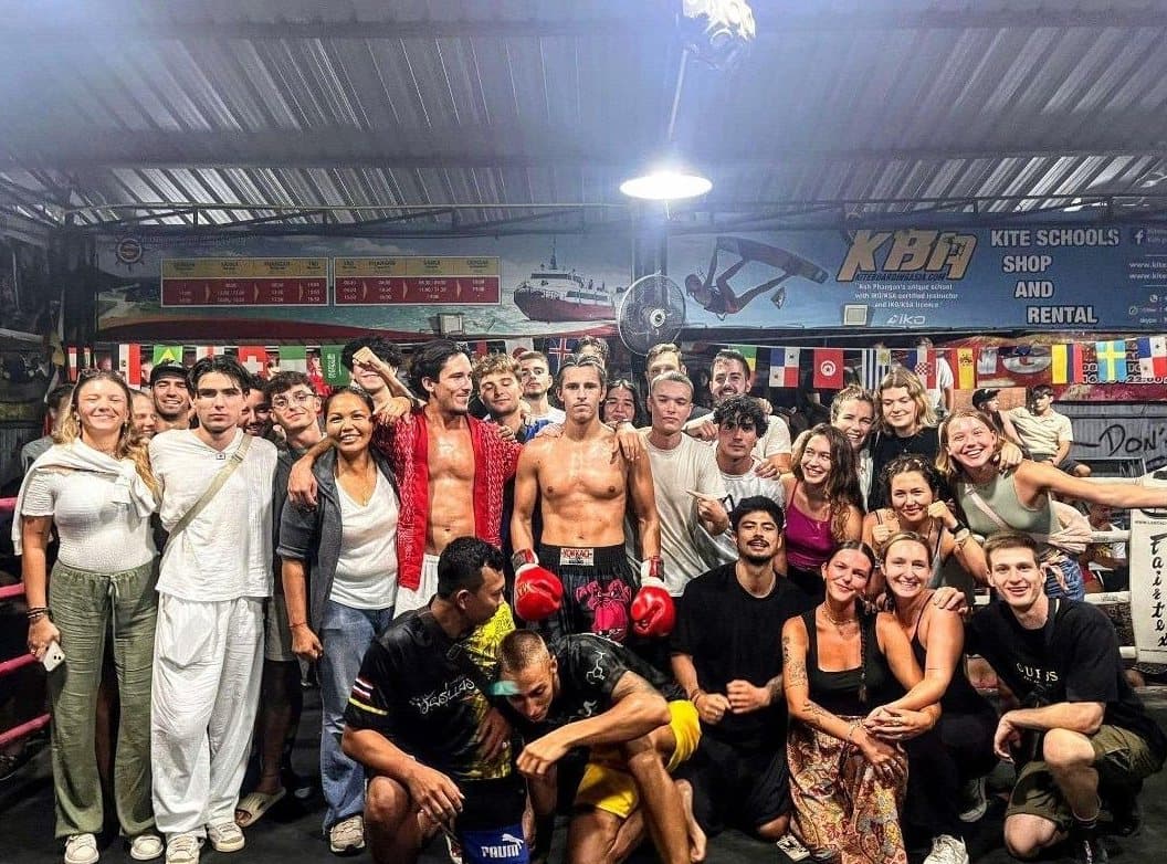Le groupe réuni autour d’un ring de boxe thaï