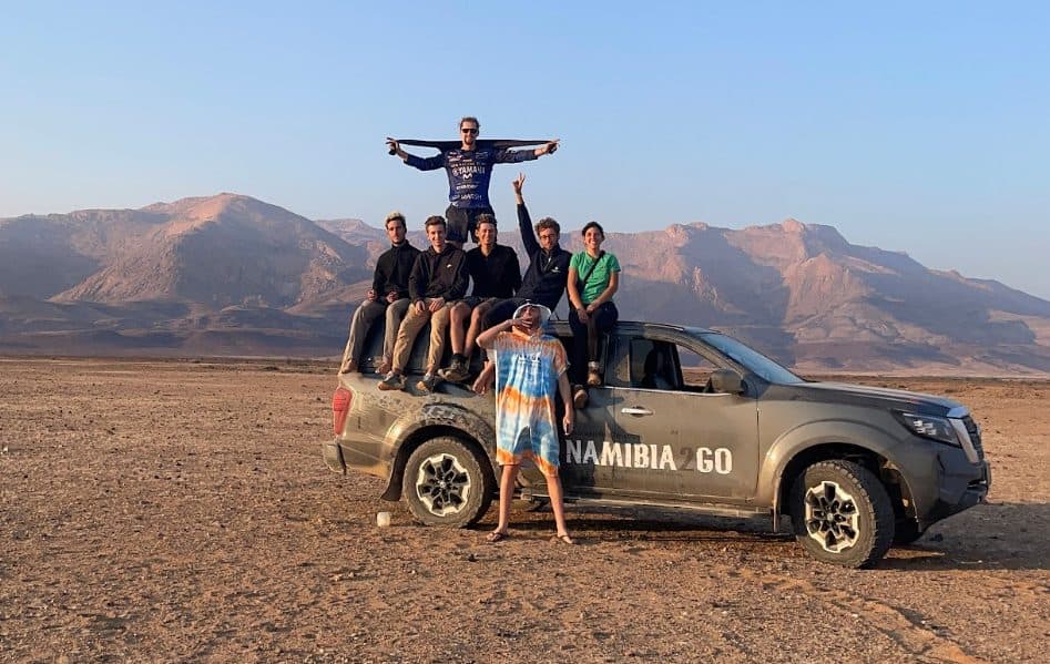 Le groupe sur le toit du 4x4 face aux montagnes de Namibie
