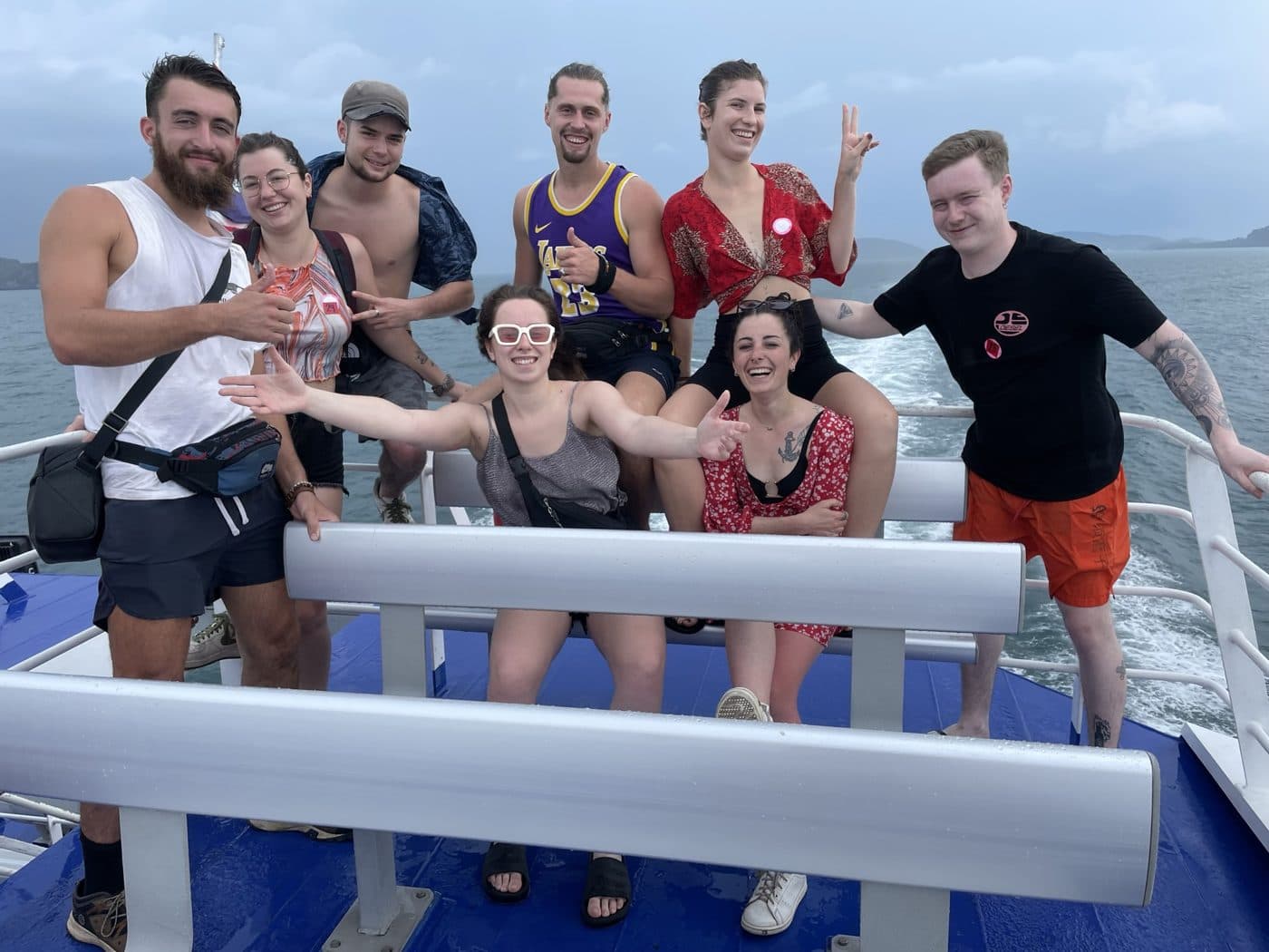 Le groupe tout sourire sur le pont d’un bateau