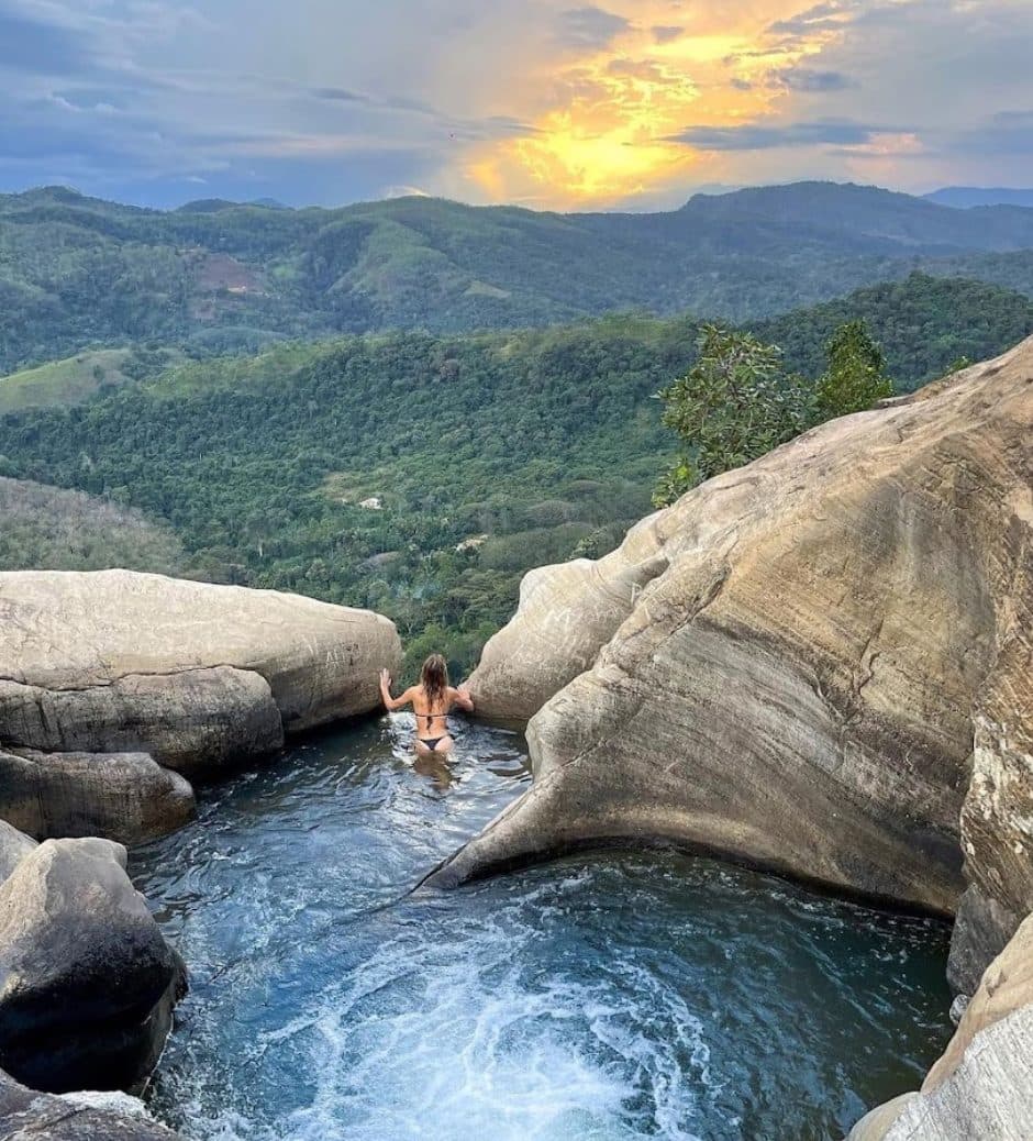 Baignade dans une piscine naturelle au-dessus de la jungle