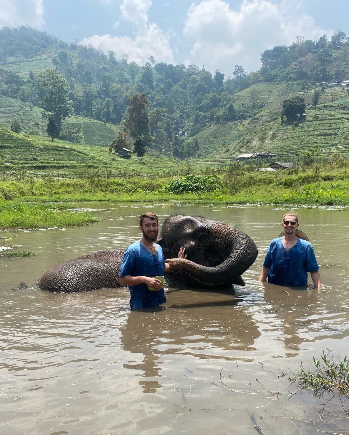 Bain avec un éléphant dans une rivière