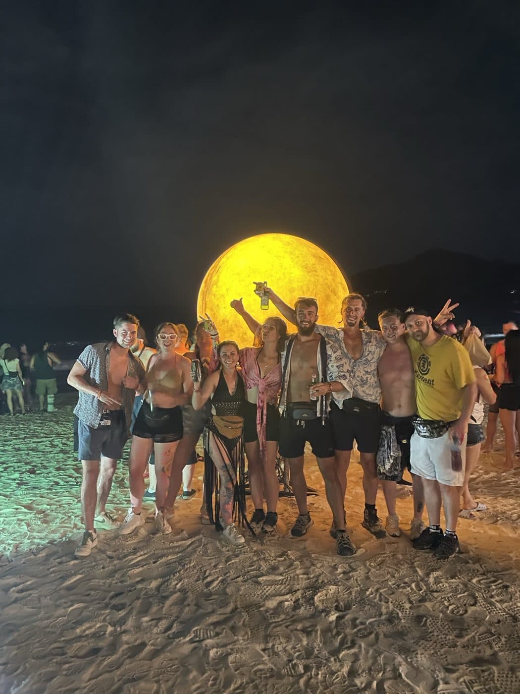 Soirée du groupe sur la plage devant une lune lumineuse