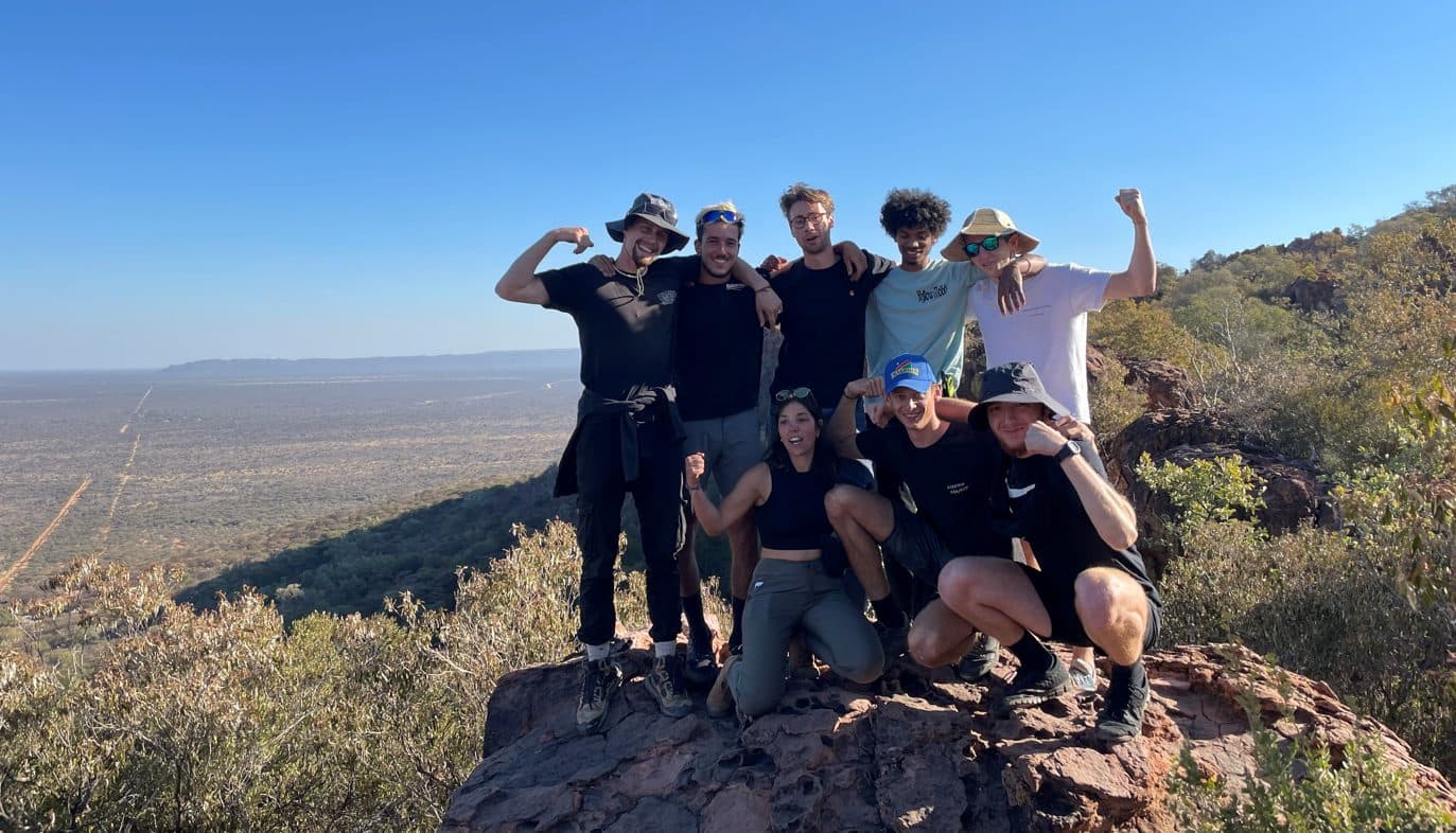 Le groupe au sommet d’un rocher face à la savane