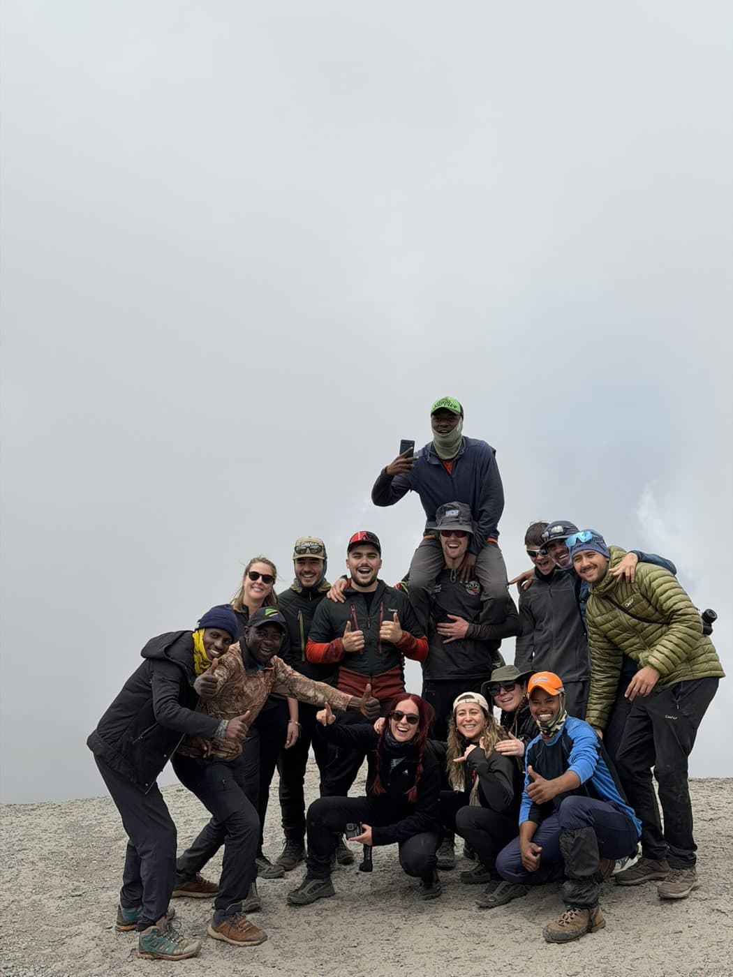 Le groupe au sommet d’un trek dans les nuages