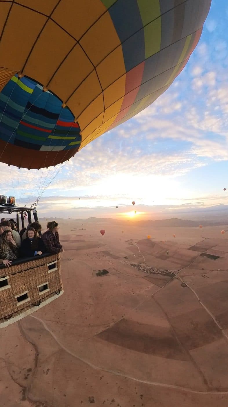Vol en montgolfière au lever du soleil au-dessus du désert