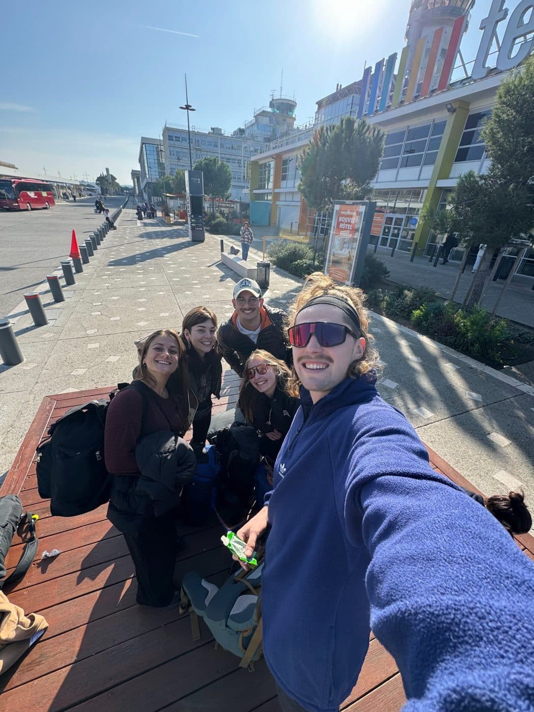 Selfie du groupe à l’aéroport avant le départ