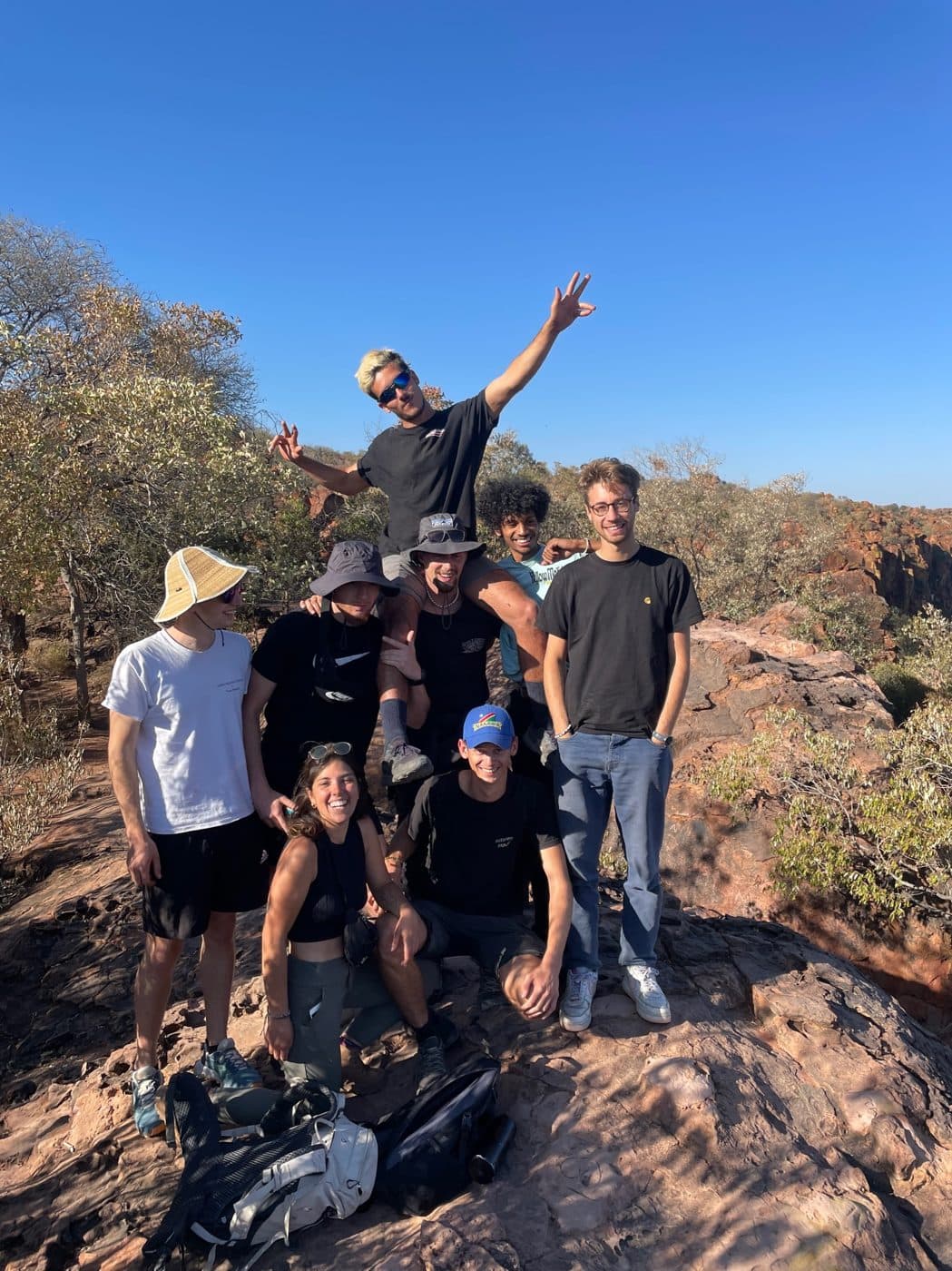 Le groupe tout sourire au sommet d’un rocher rouge