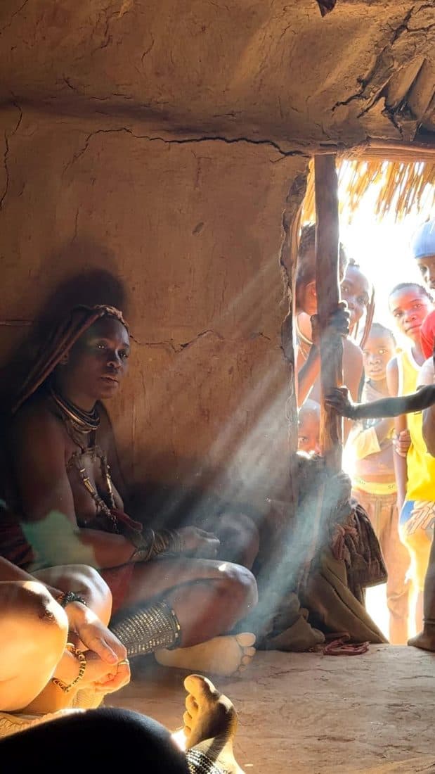 Rencontre dans une hutte himba, rayons de lumière