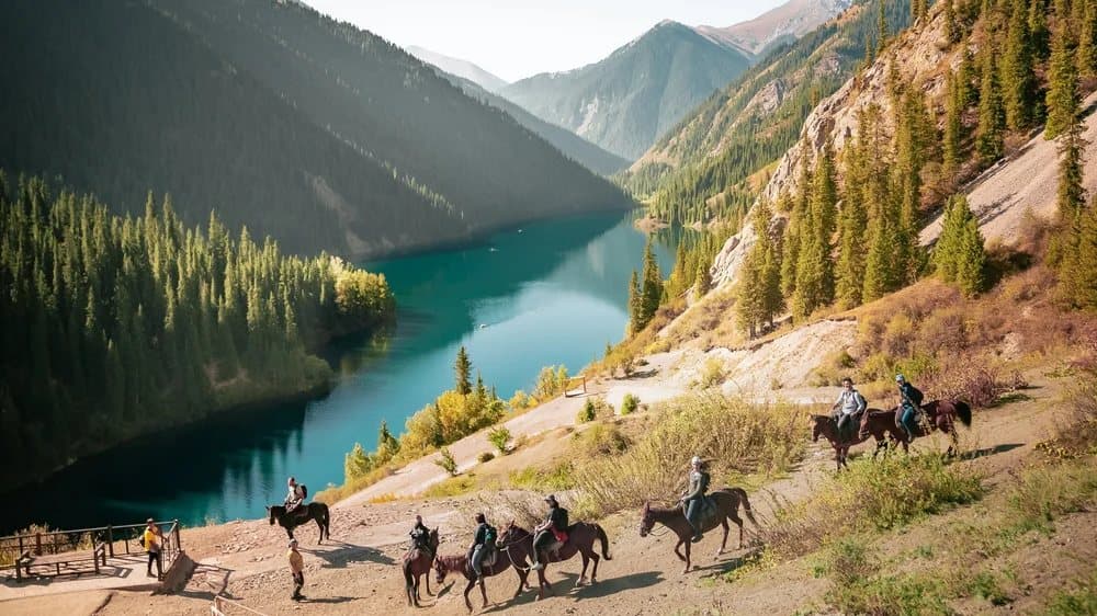 Balade à cheval au-dessus du lac de Kolsaï, au Kazakhstan