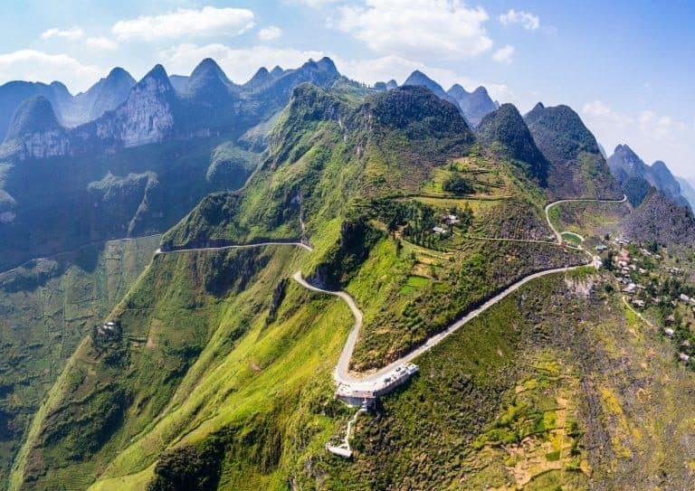 Route en lacets dans les montagnes de Ha Giang
