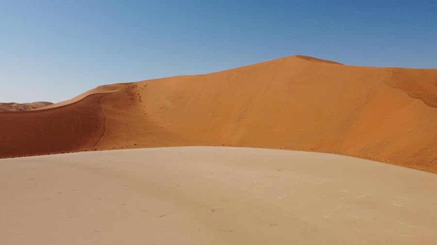 Grande dune orange sous un ciel bleu
