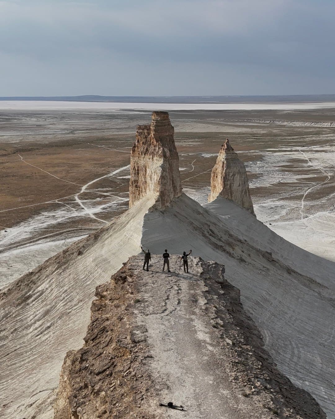 Le groupe au sommet d'une crête face aux aiguilles de Bozzhyra