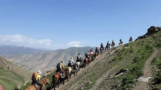 Une file de cavaliers dans la montagne