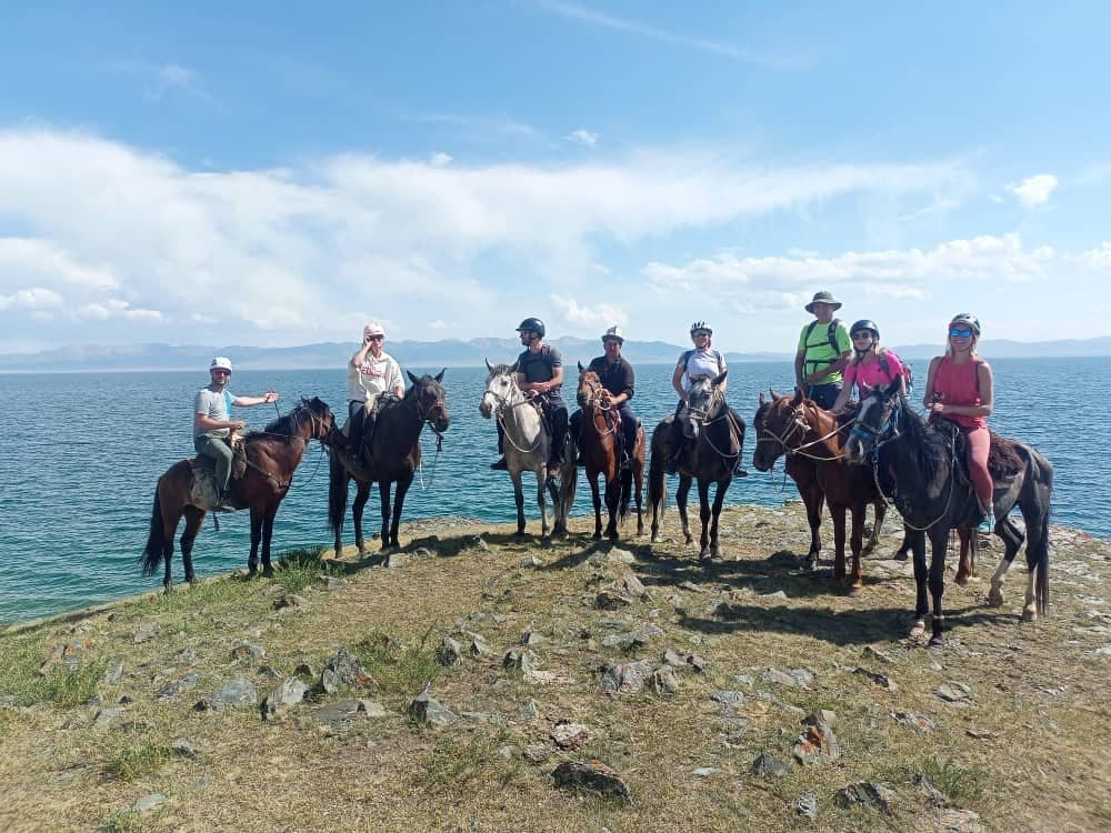 Le groupe à cheval au bord du lac