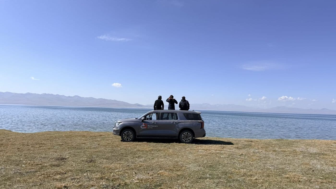 Le groupe sur le toit du 4x4 face au lac