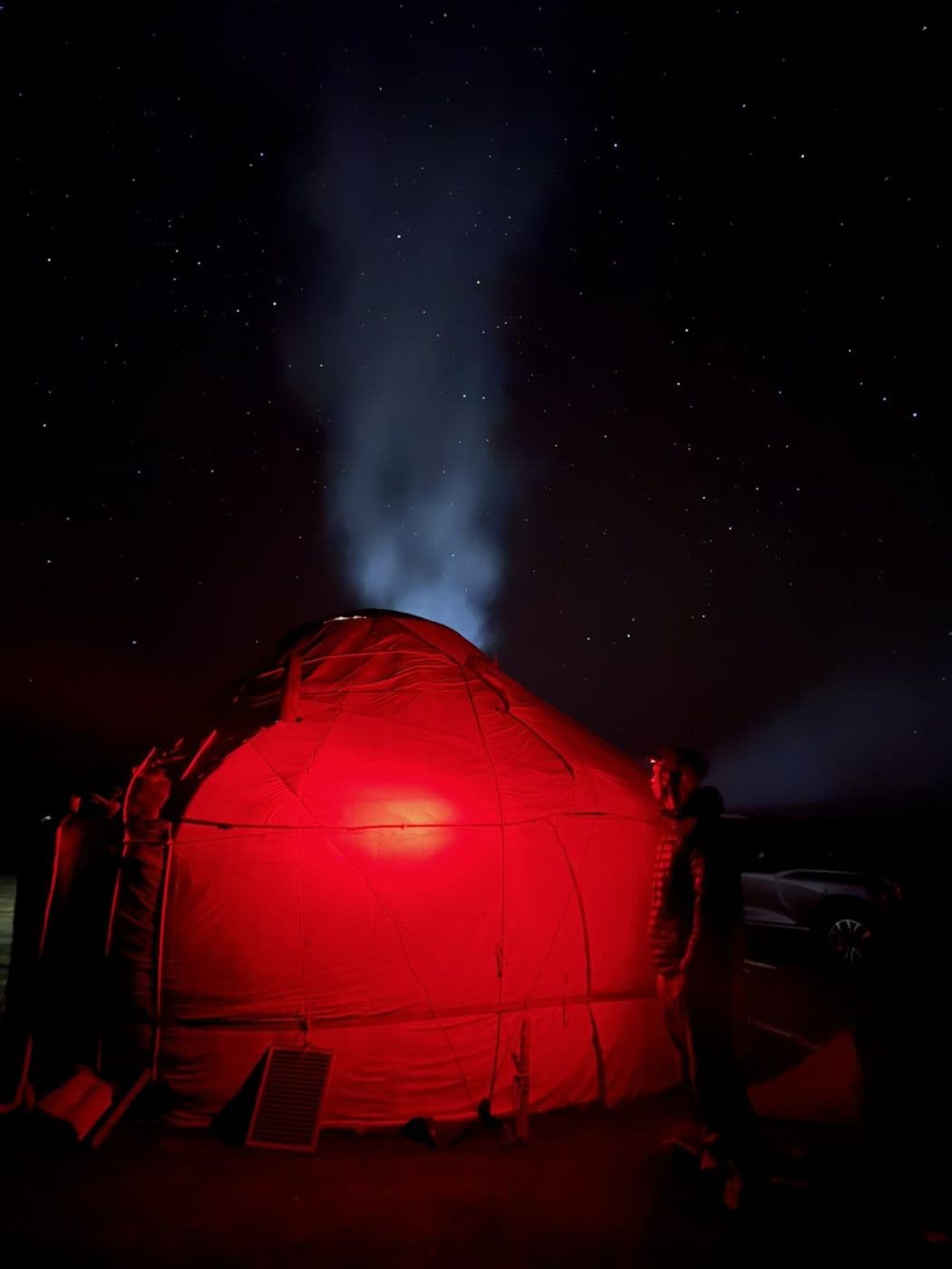 Une yourte illuminée sous les étoiles