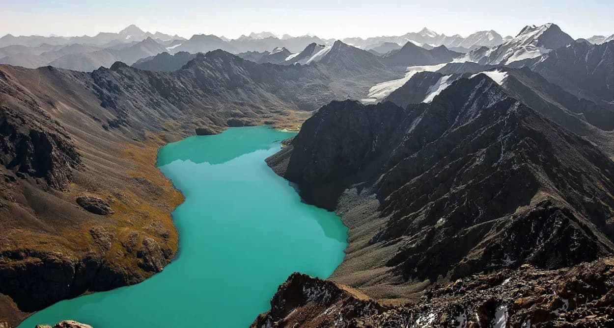 Un lac turquoise au fond d’une vallée