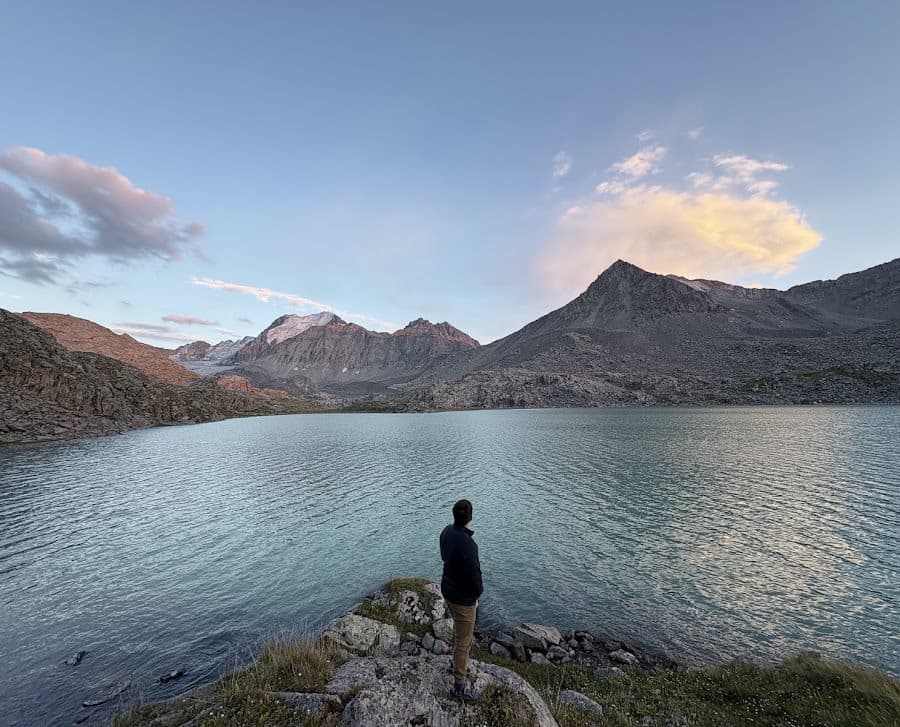 Seul face au lac au coucher du soleil