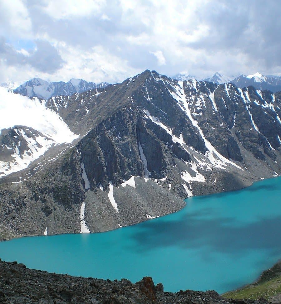 Lac glaciaire et sommets enneigés