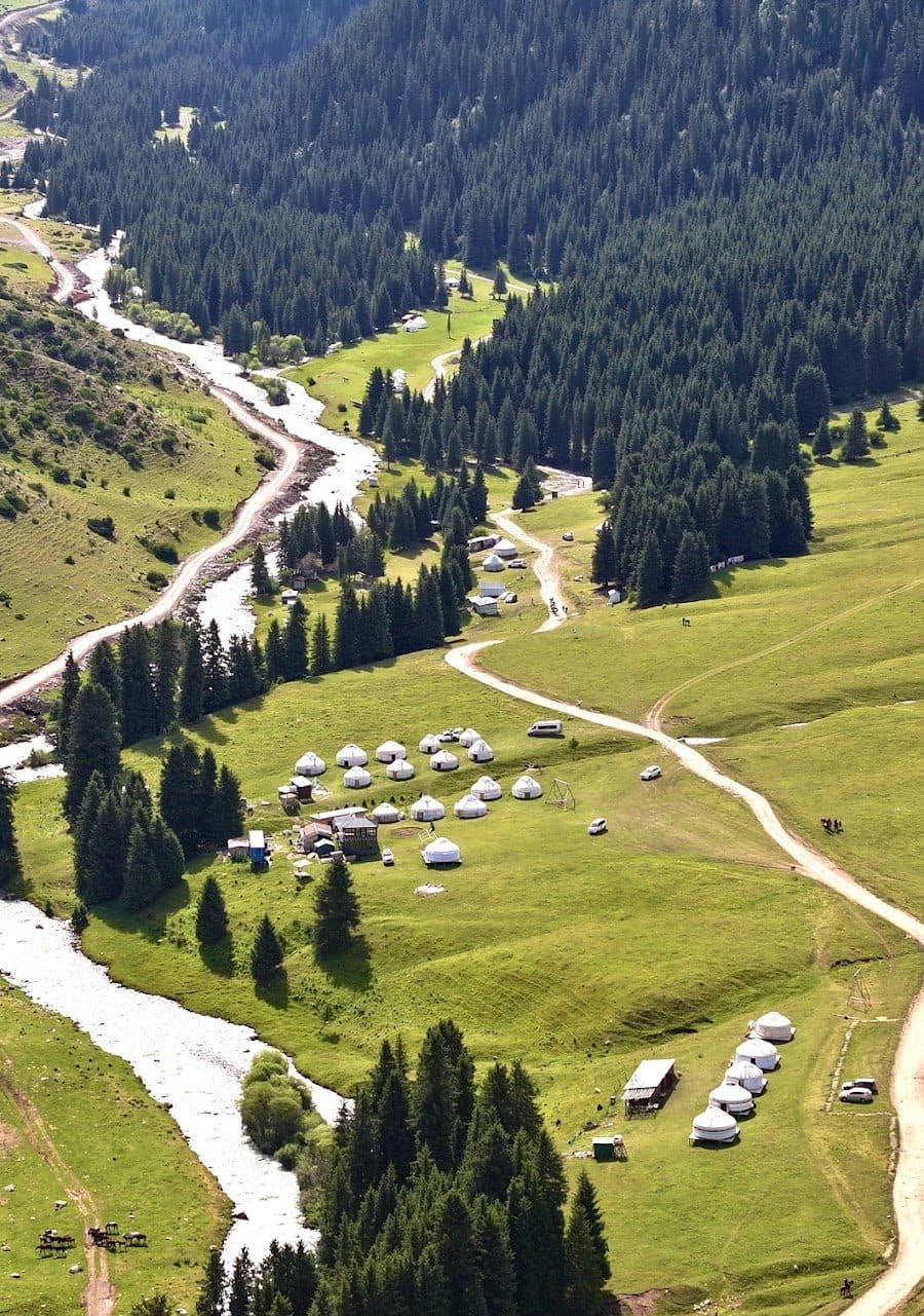Une vallée verte et ses yourtes
