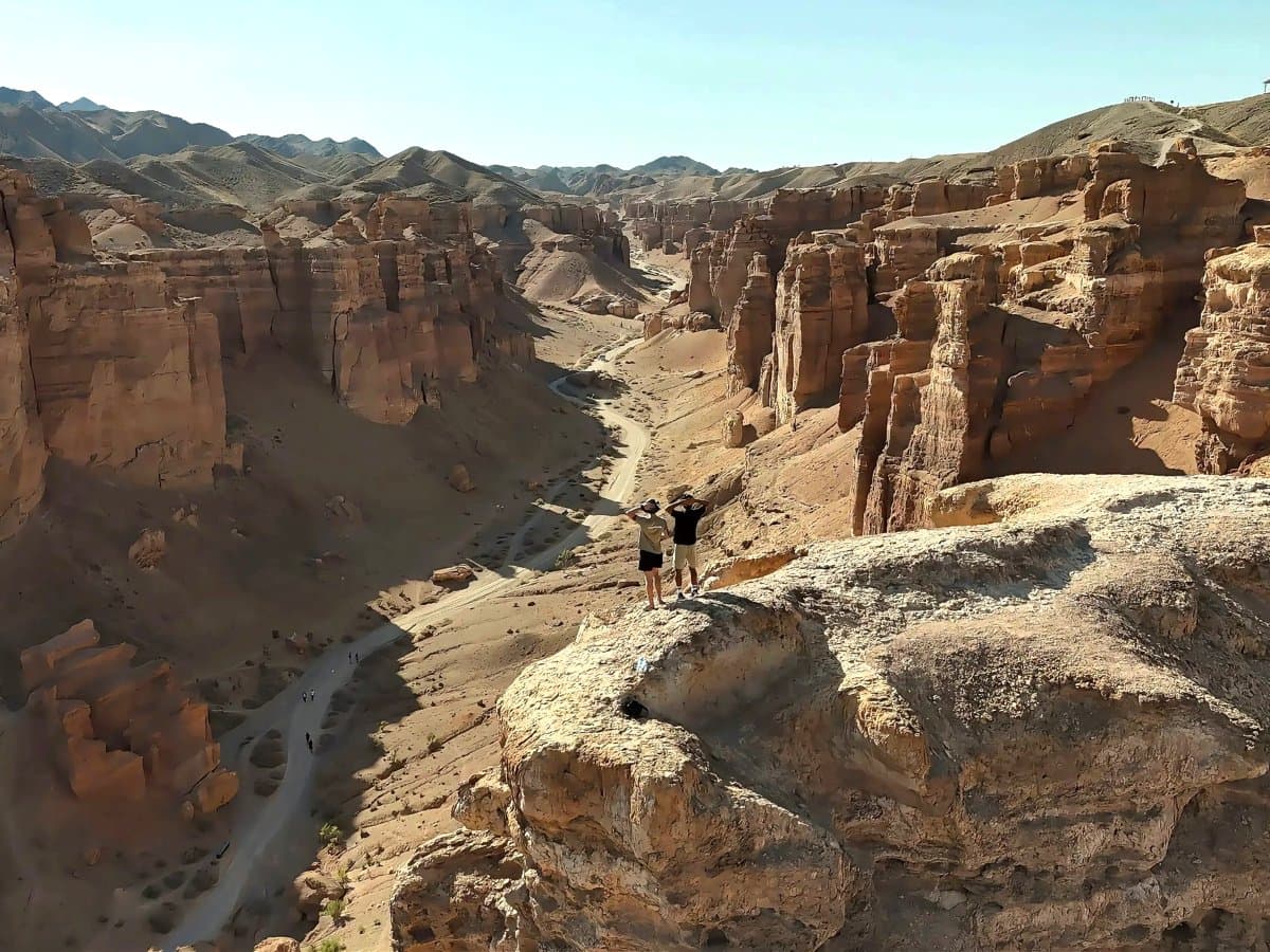 Deux voyageurs au bord du canyon de Charyn