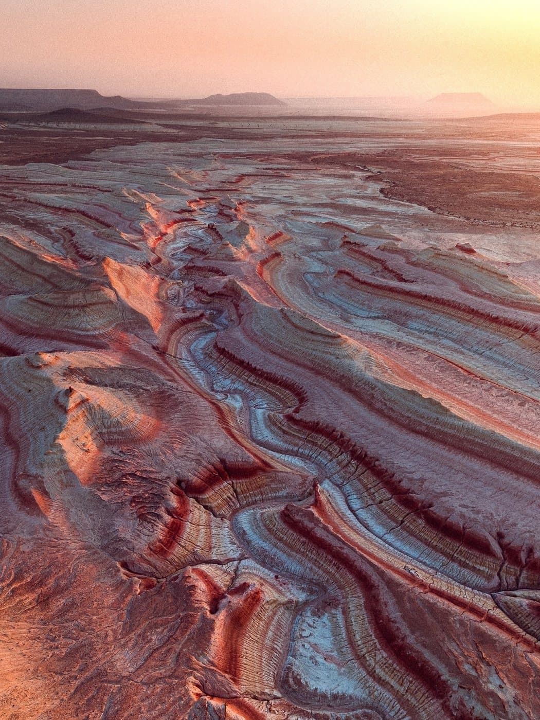 Les vagues de couleurs du désert du Mangystau au coucher du soleil