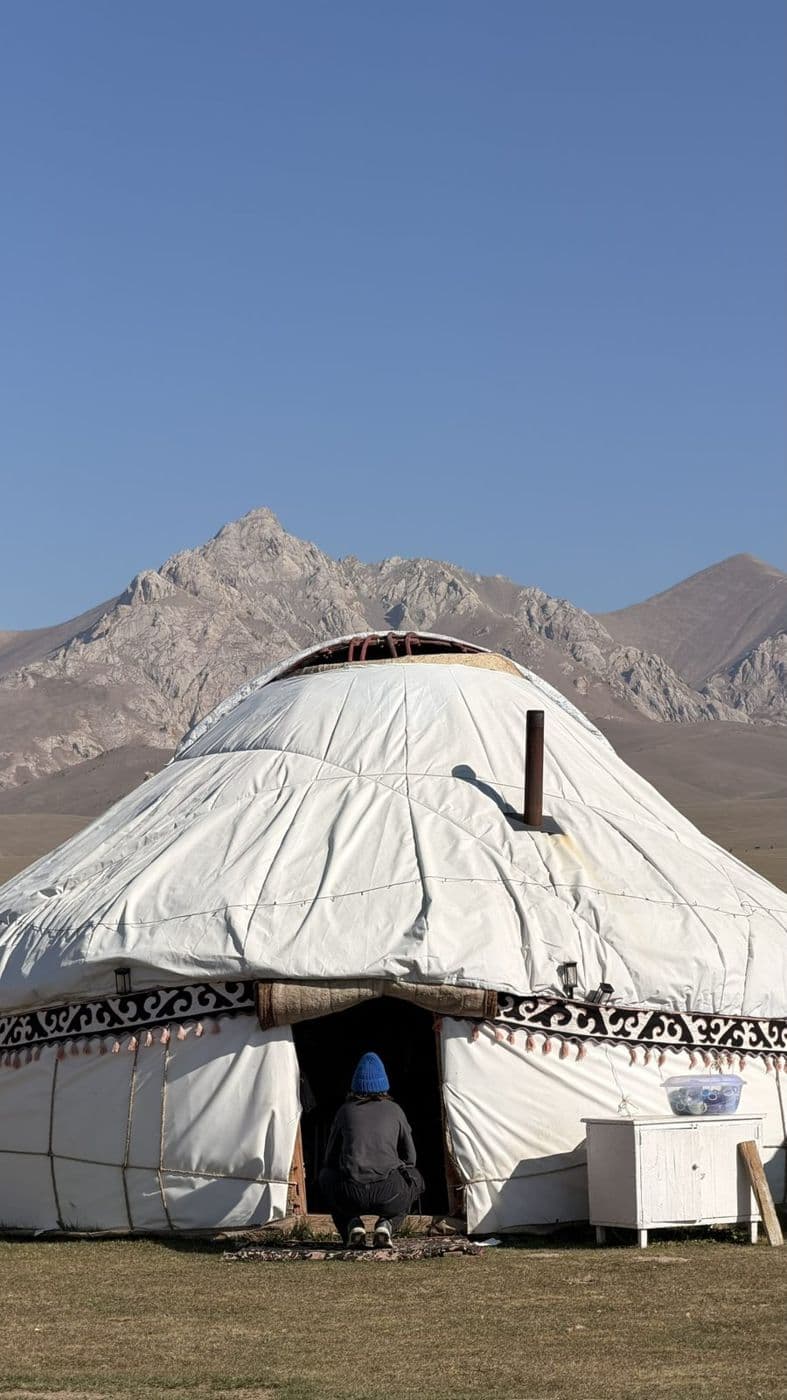 Une yourte au pied des montagnes