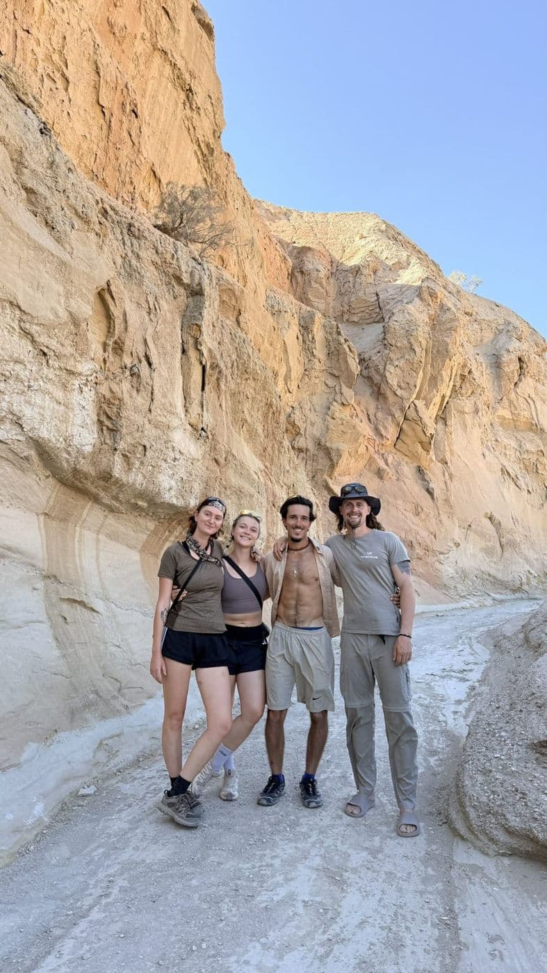 Le groupe dans un canyon de calcaire