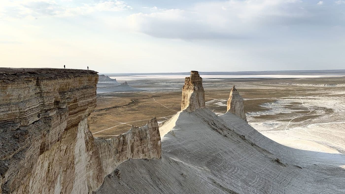 Les falaises et aiguilles blanches de Bozzhyra