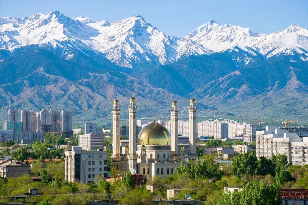 Almaty et les montagnes enneigées
