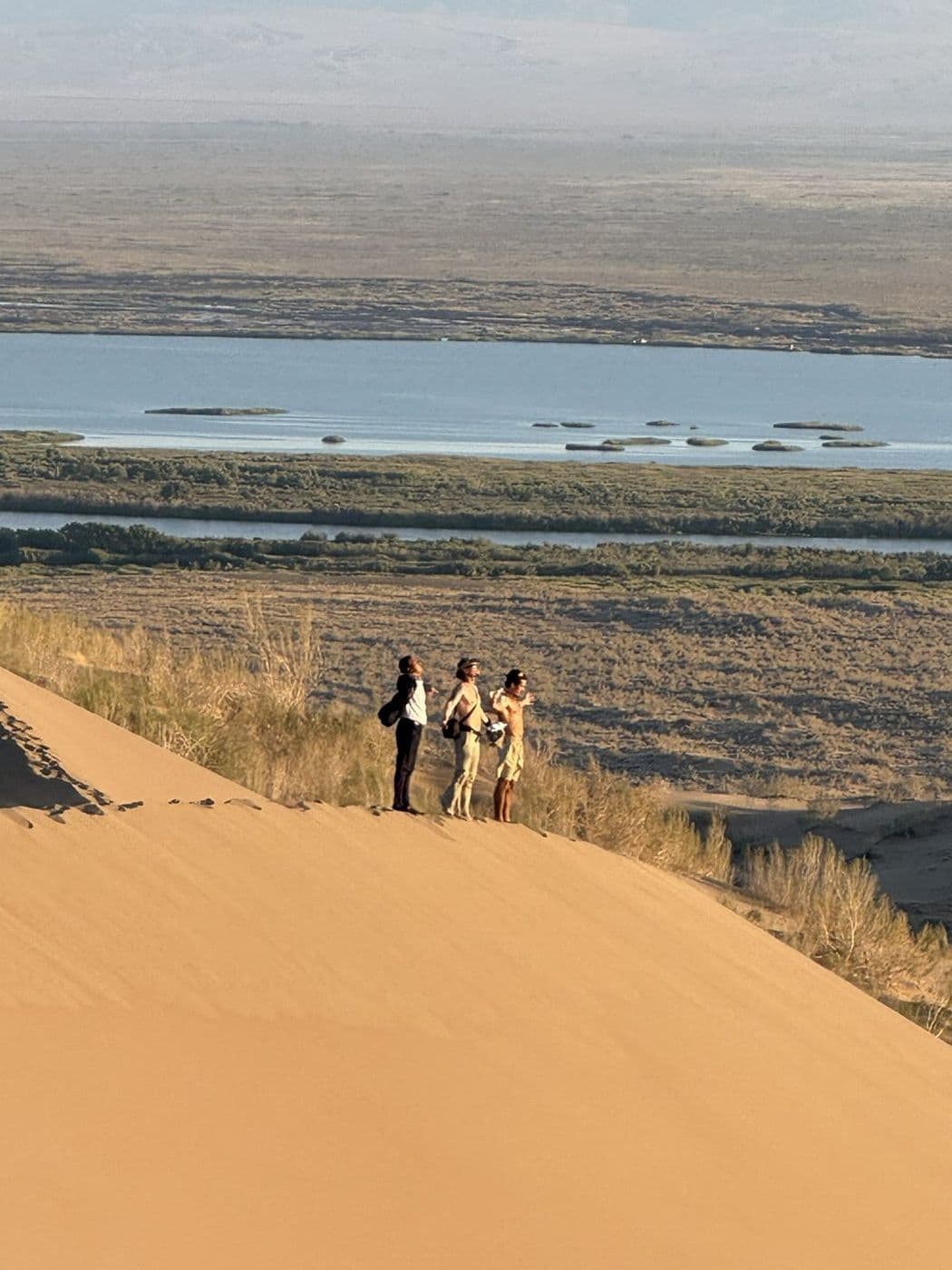 Le groupe en haut d’une dune face au lac