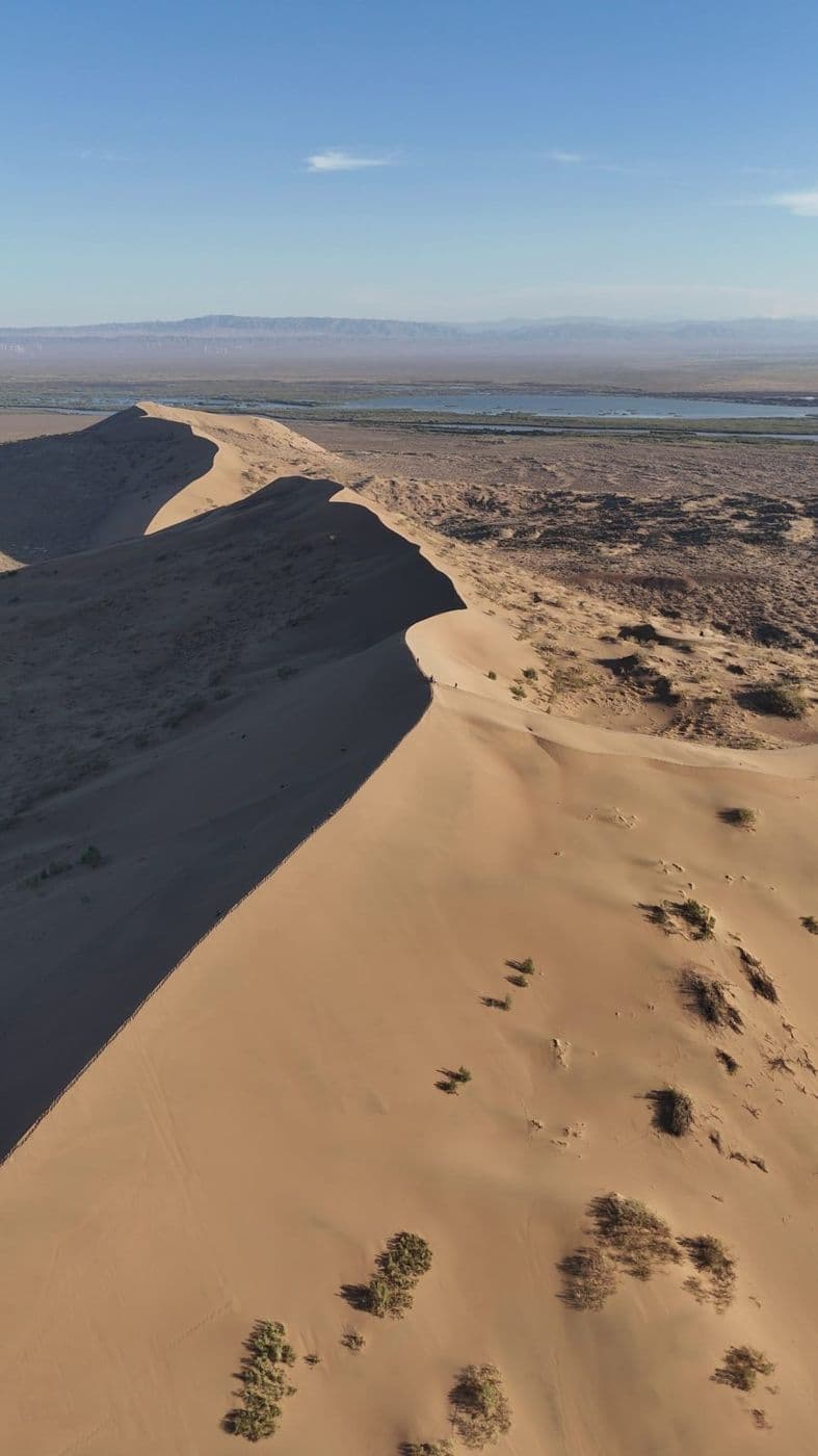 Crête de dune et traces de pas