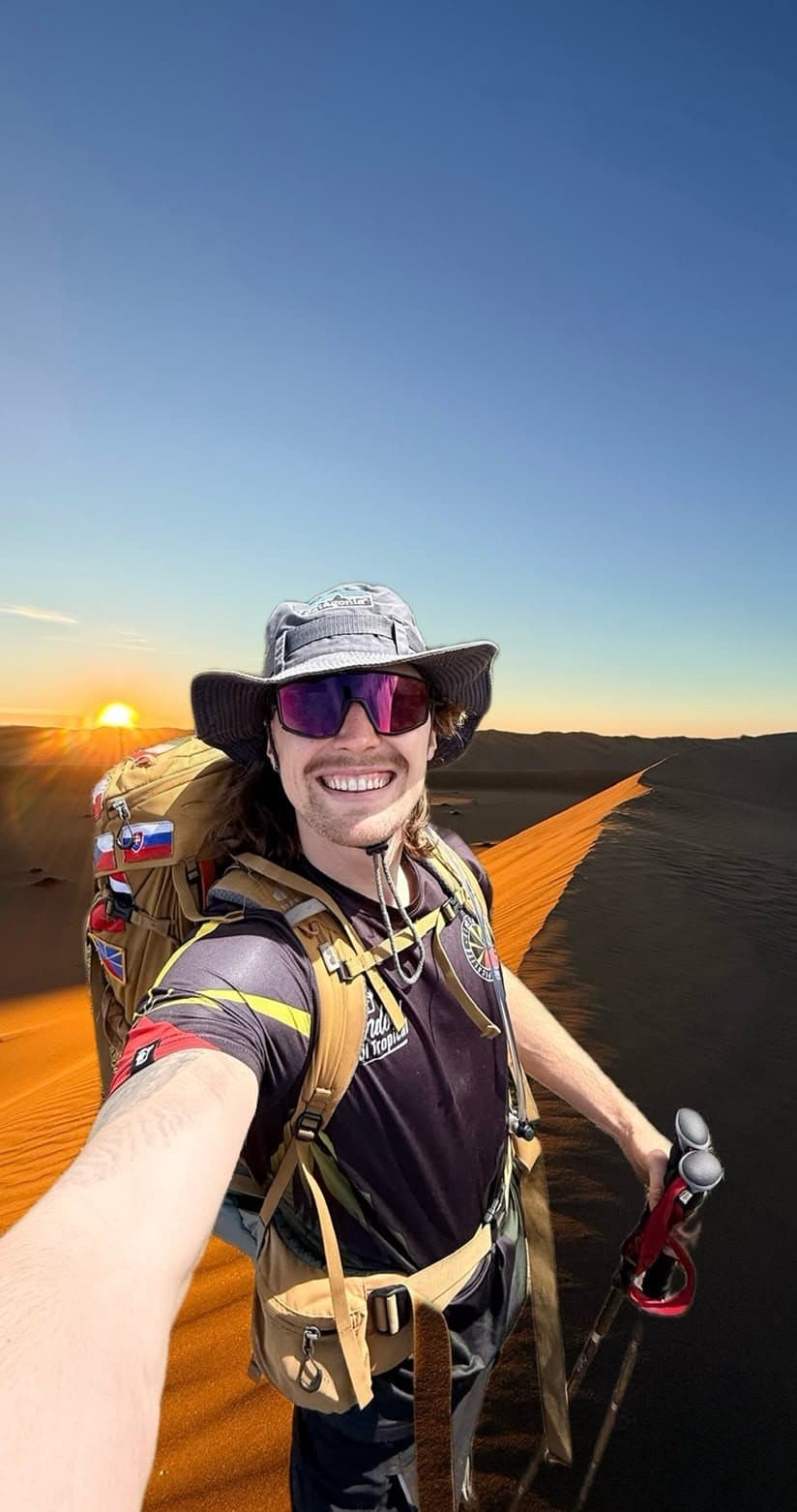 Teddy, cofondateur de GroupTrippers, sur une crête de dune au coucher du soleil