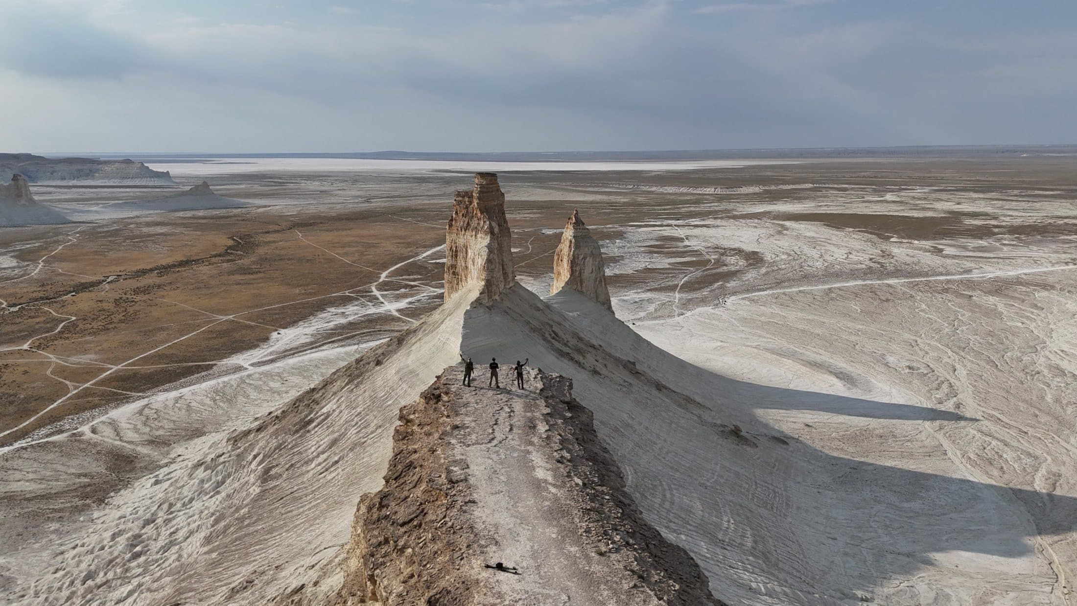 Le groupe au sommet d’une crête face aux aiguilles de Bozzhyra, dans le Mangystau