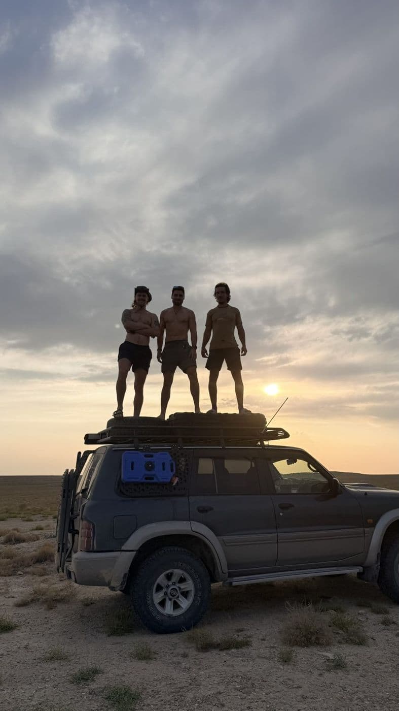 Le groupe sur le toit du 4x4 au coucher du soleil